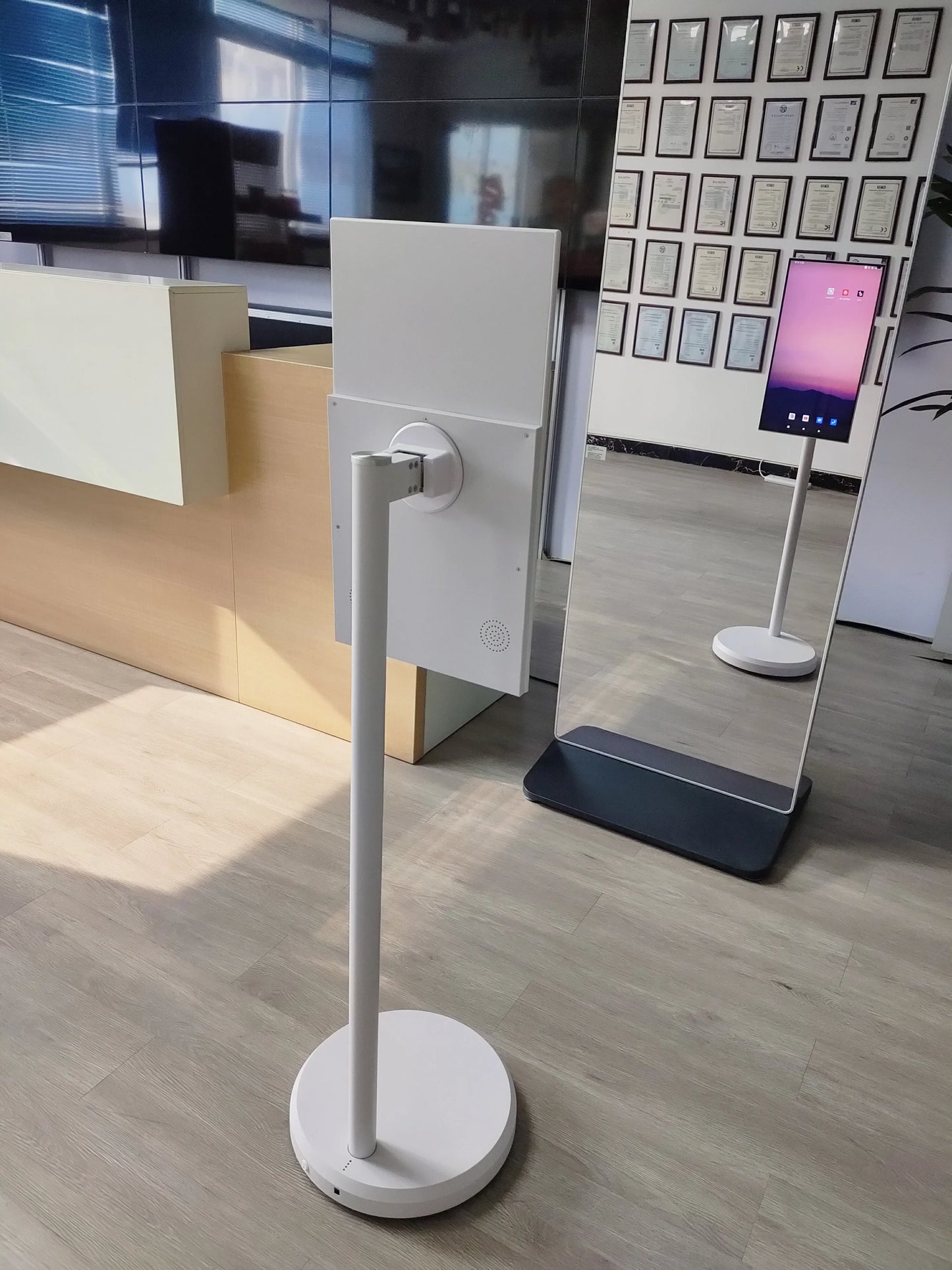 21.5inch Wireless Smart Portable TV  Android 12 Touchscreen display With floor standing movable charging Stand