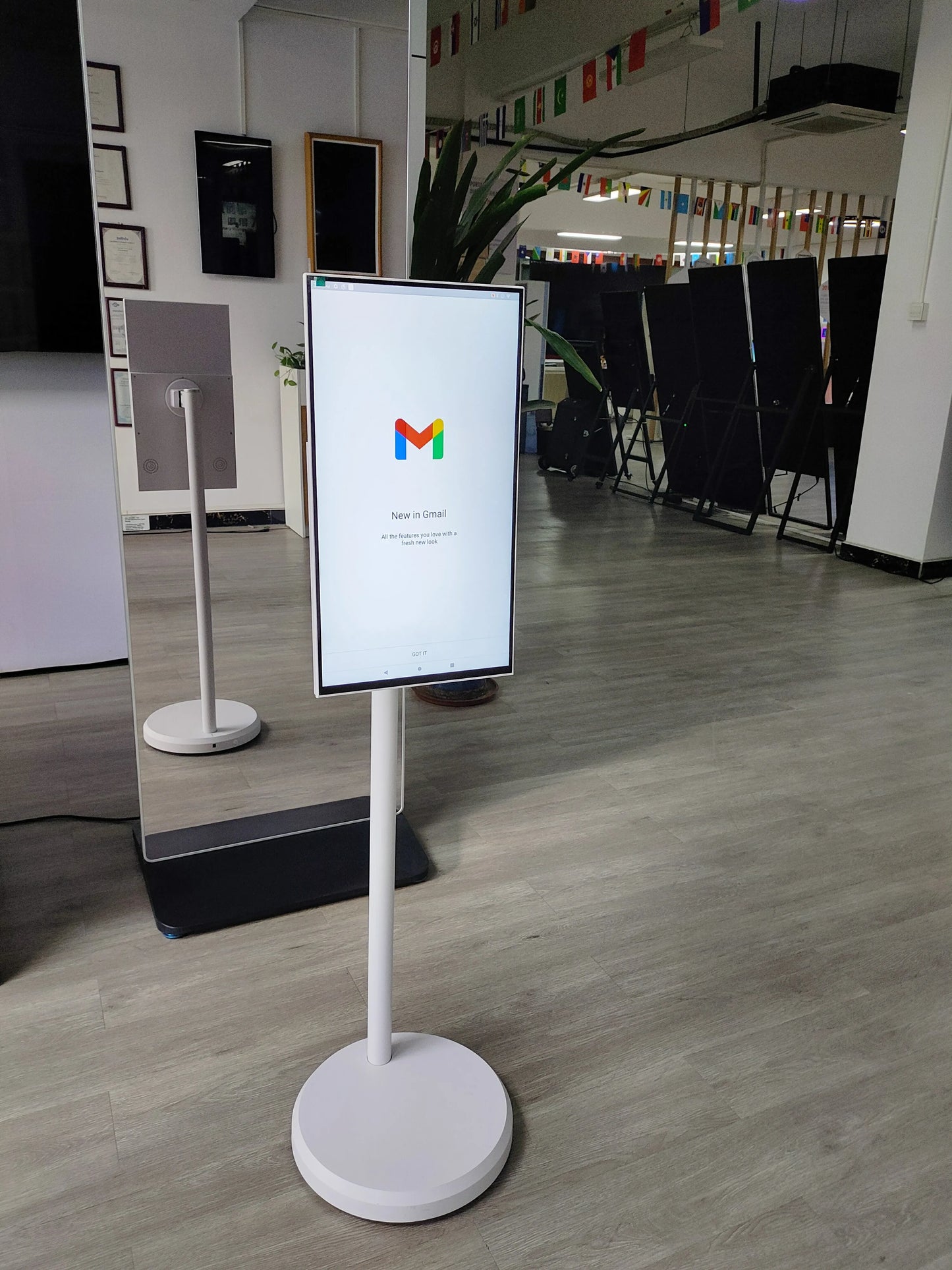 21.5inch Wireless Smart Portable TV  Android 12 Touchscreen display With floor standing movable charging Stand