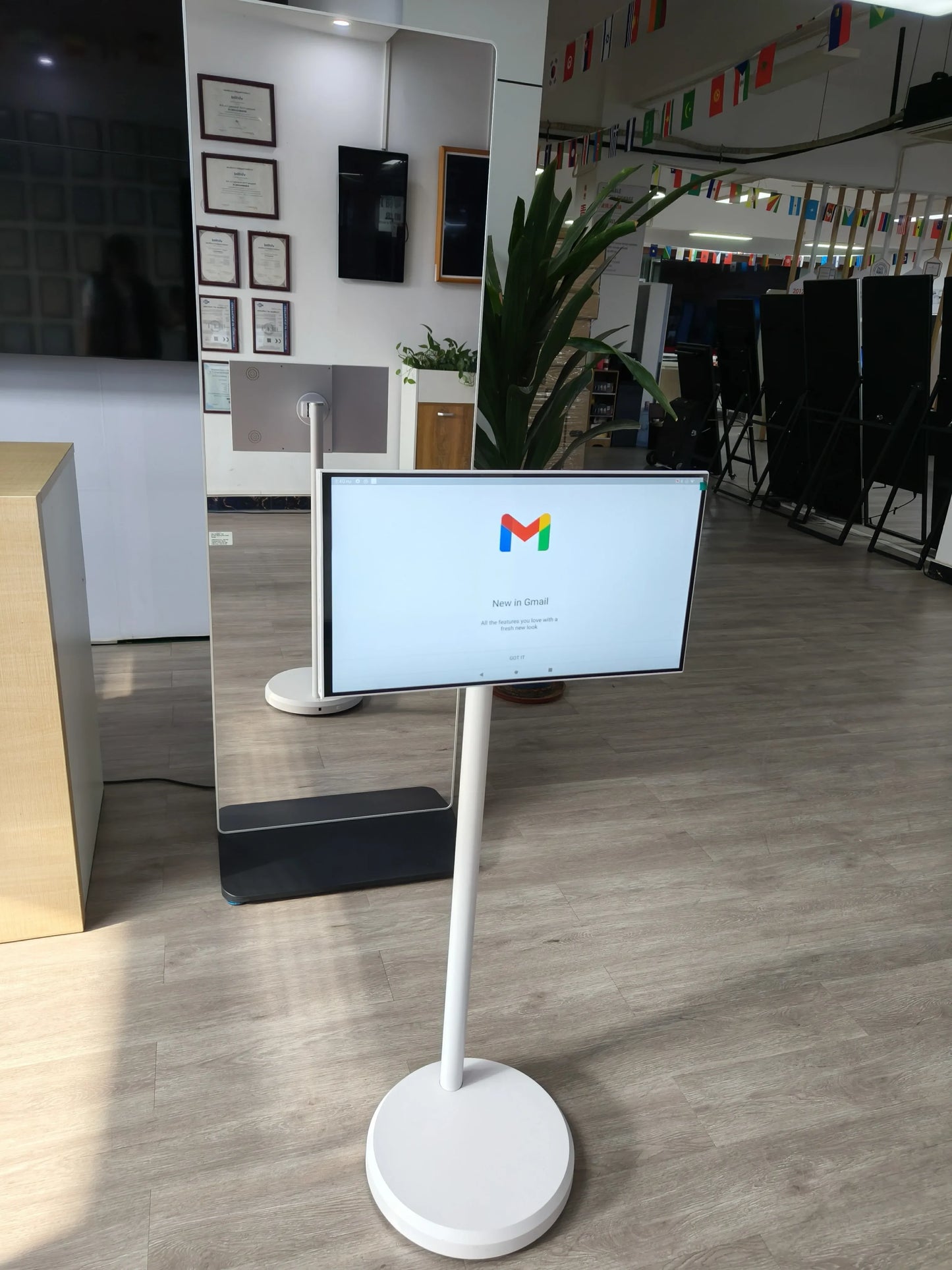 21.5inch Wireless Smart Portable TV  Android 12 Touchscreen display With floor standing movable charging Stand